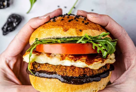 Linzen-en-bonenburger met halloumi en BBQ-saus van gerookte pruimen