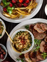 Langzaam geroosterde lamsbout met orzo‑pilaf