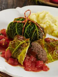 Savooiekoolroulade met tomaten-peperkoeksaus