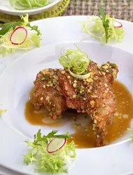 Krokante kip drumsticks met lente-uisaus