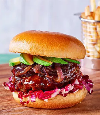 Runderhamburger met gekarameliseerde rode ui