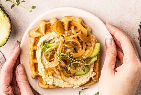 Wafels met hummus en teriyaki-ui met tijm
