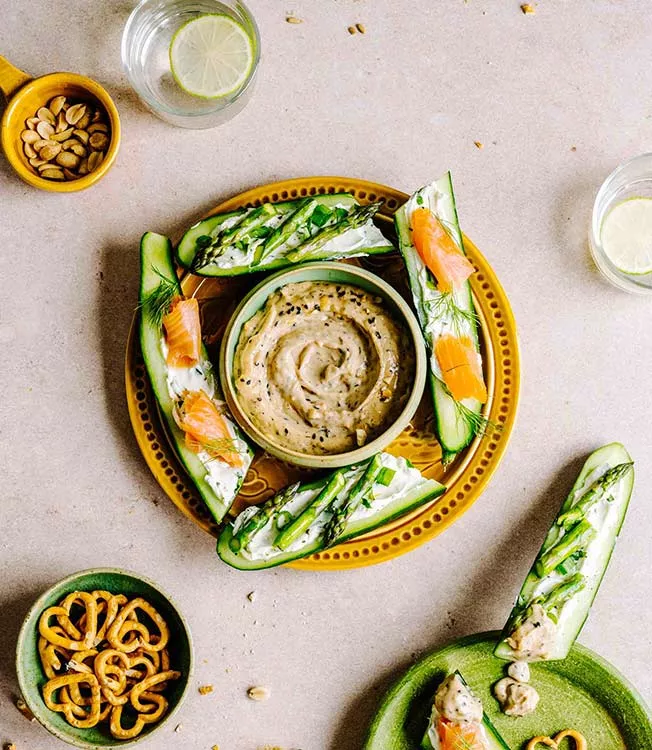 Tahini-mayodip met gevulde komkommerbootjes