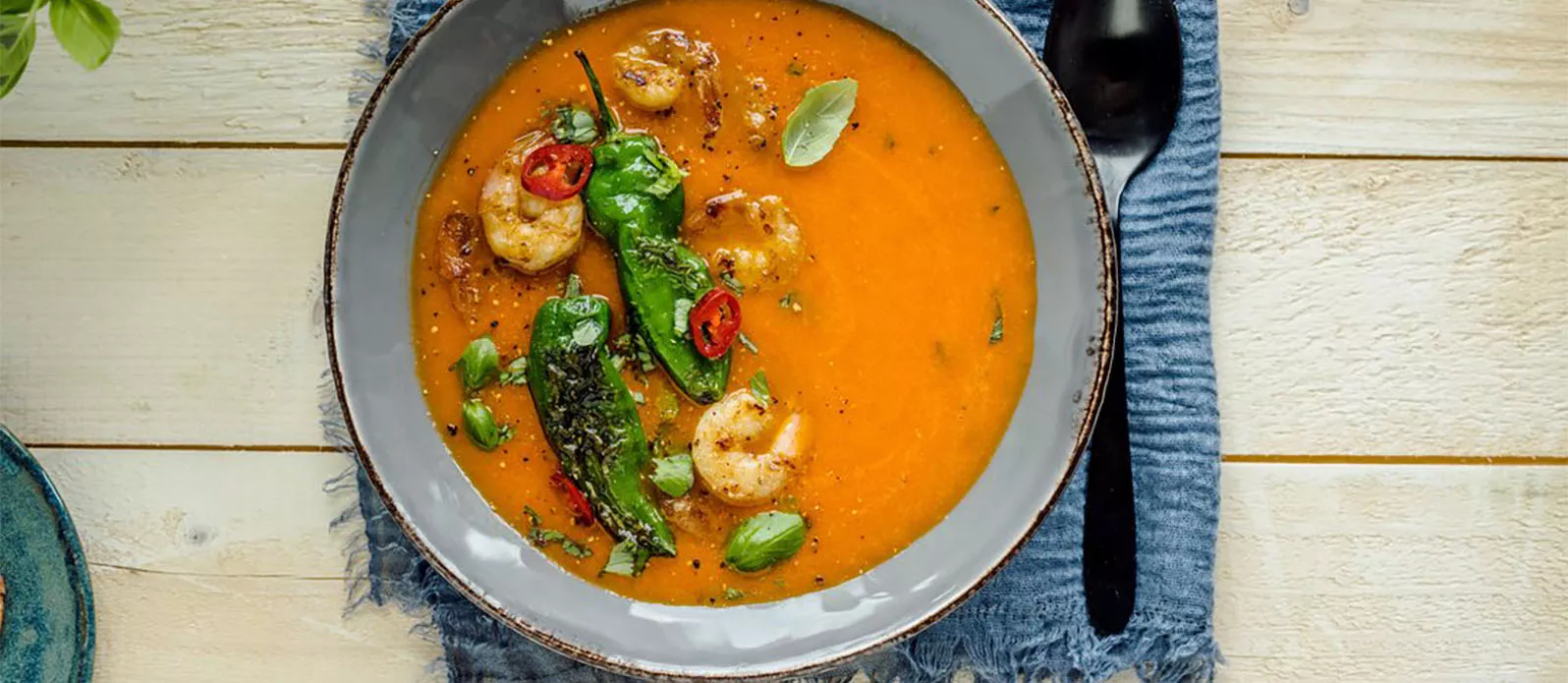Romige paprika- en tomatensoep met teriyaki-garnalen