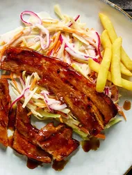Varkensbuik BBQ teriyaki saus met koolsla en friet