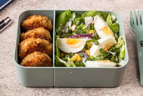 Miniburgers met yoghurtdip