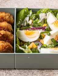 Miniburgers met yoghurtdip