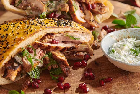 Kipgyros met pitabrood en tzatzikisaus