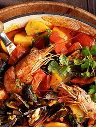 In de oven gebakken cataplana met mosselen en gamba’s
