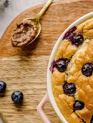 Haverpudding met bosbessen en dadelkaramel
