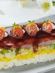 Sushi-cake met rosbief en avocado