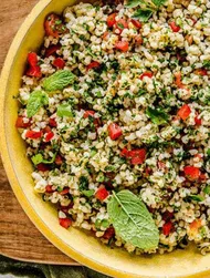 Tabouleh salade met kruiden, tomaten en paprika