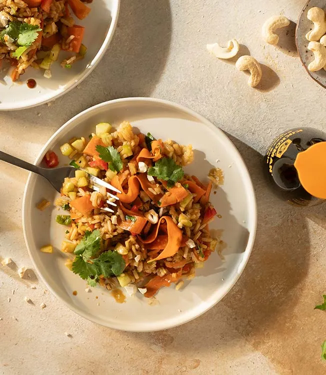 Aziatische rijstsalade met zoete sojasausdressing