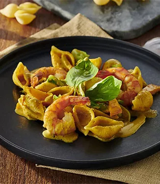Conchiglie-garnalen en groente met curry-slagroomsaus