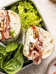 Ciabatta met gegrilde paprika, burrata, prosciutto crudo en gekaramelliseerde champignons