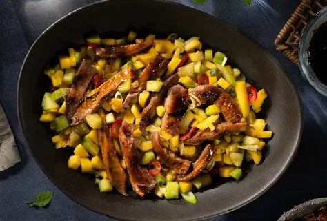 Teriyaki-eendensalade met Thaise basilicum