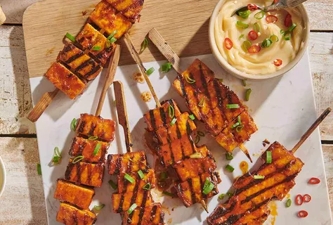 Met teriyaki gemarineerde tofuspiesjes