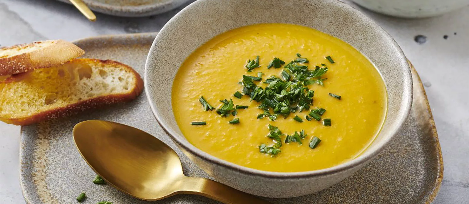 Makkelijke soep van zoete aardappel en wortel