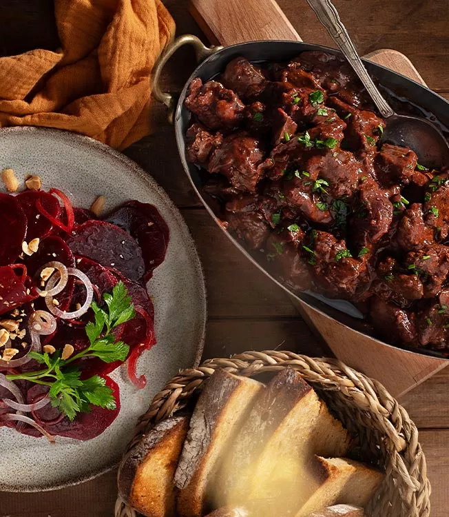 Pittig-zoete kippenlevertjes met rodebietensalade en pinda's