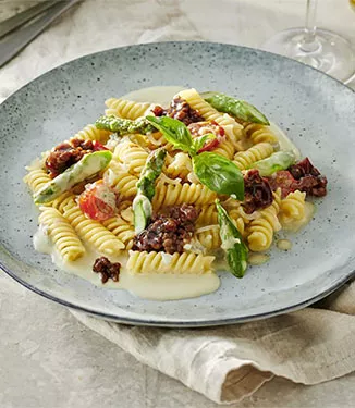 Fusilli met kaassaus en sojasaus-bolognese