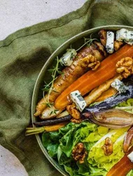 Warme salade van geroosterde groenten en walnoten