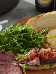 Yakiniku-roastbeef op geroosterd stokbrood