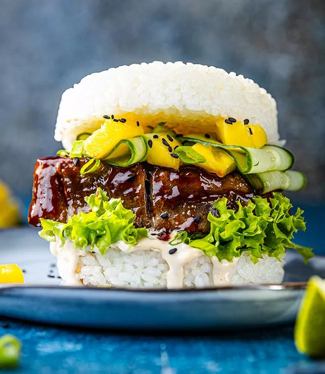 Revolutie van de rijstburger met pittige tonijn