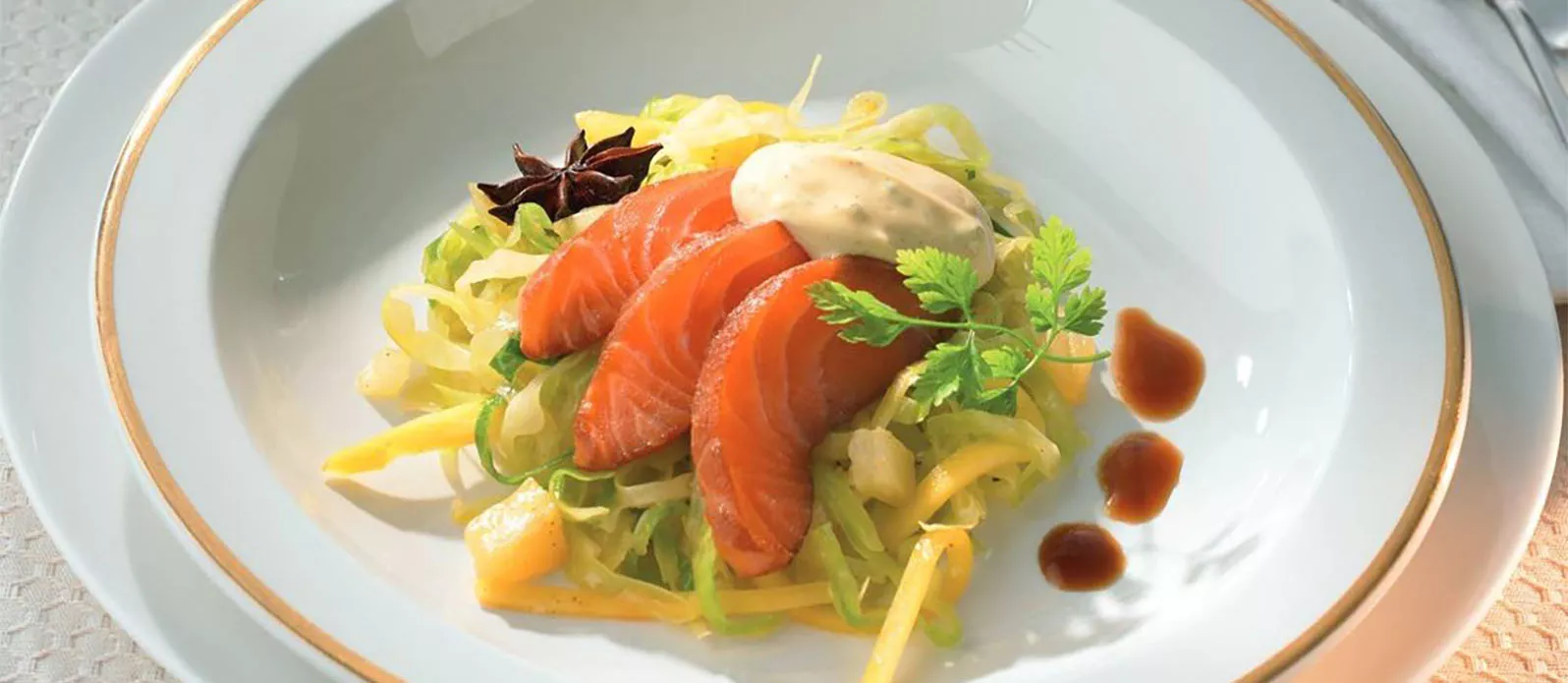 Gemarineerde zalm en kerrie-koolsla