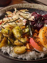 Donburi met groente, fruit en furikake