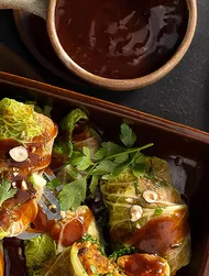 Wrap van savooiekool met zoete aardappelen, oesterzwammen en kaneeljus