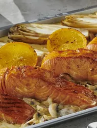 Zalmfilet in sinaasappelmarinade met champignon-crèmesaus