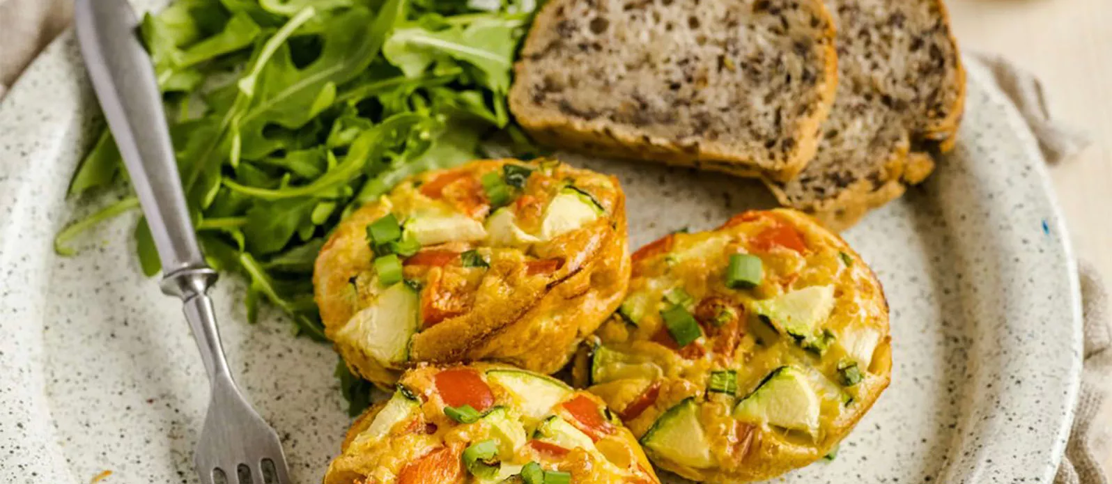 Ontbijtmuffins met eieren en groenten