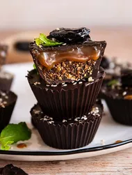 Veganistische chocoladecups met misokaramel