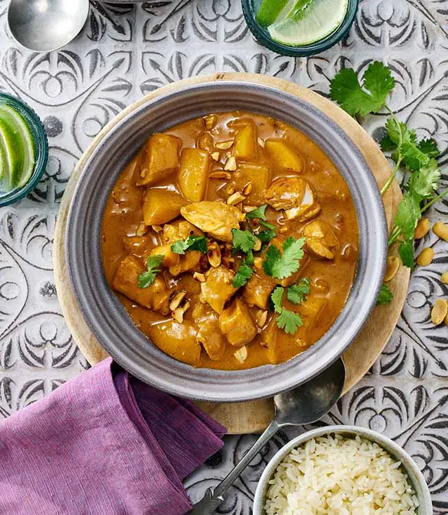 Massaman‑curry met kip, aardappelen en pinda's