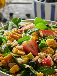 Salade met suikermais, feta en bessen