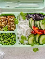 Noodlebowl met pindatofu