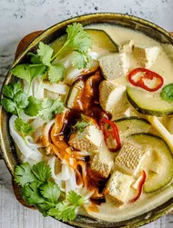 Thaise tofu en kimchi noedelsoep