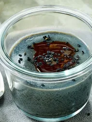 Veganistische goma panna cotta met zwarte tahini