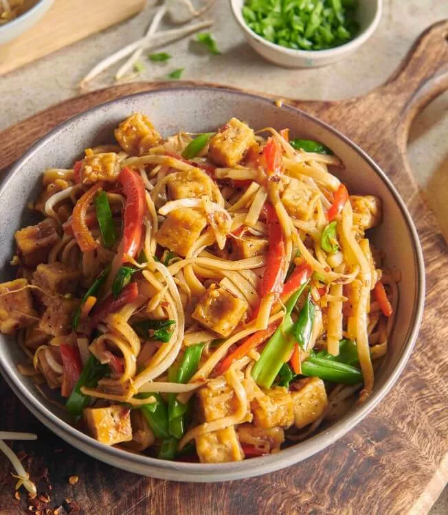 Tofu-roerbaknoedels: vegetarische chow mein