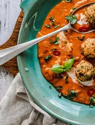 Gierstballetjes in pittige currysaus