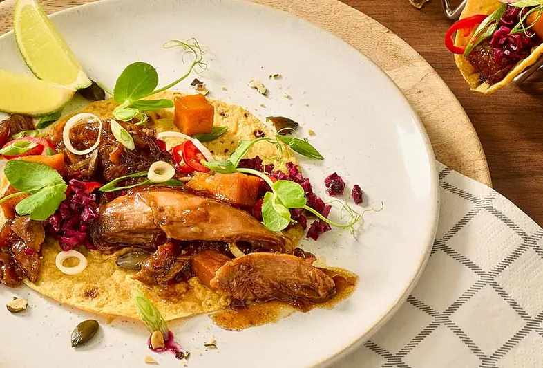 Taco's van gans met salsa en gekaramelliseerde pompoen