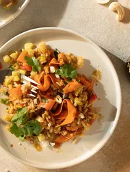 Aziatische rijstsalade met zoete sojasausdressing