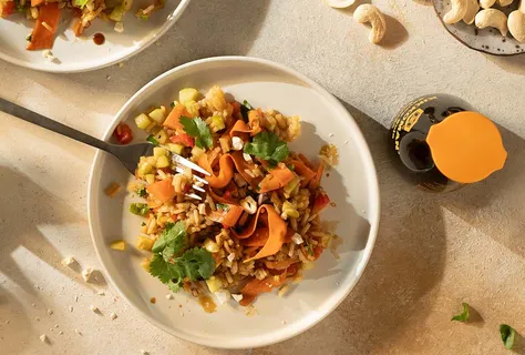 Aziatische rijstsalade met zoete sojasausdressing
