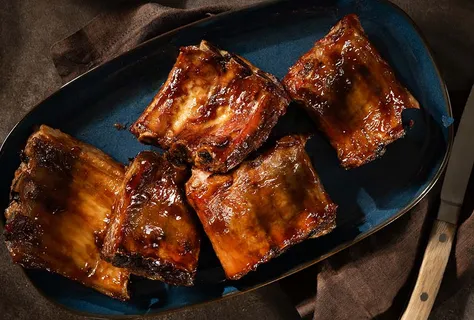 BBQ-ribbetjes met honingglazuur en  espressokruiden