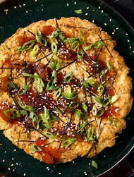 Zuurkool-okonomiyaki met pittige saus