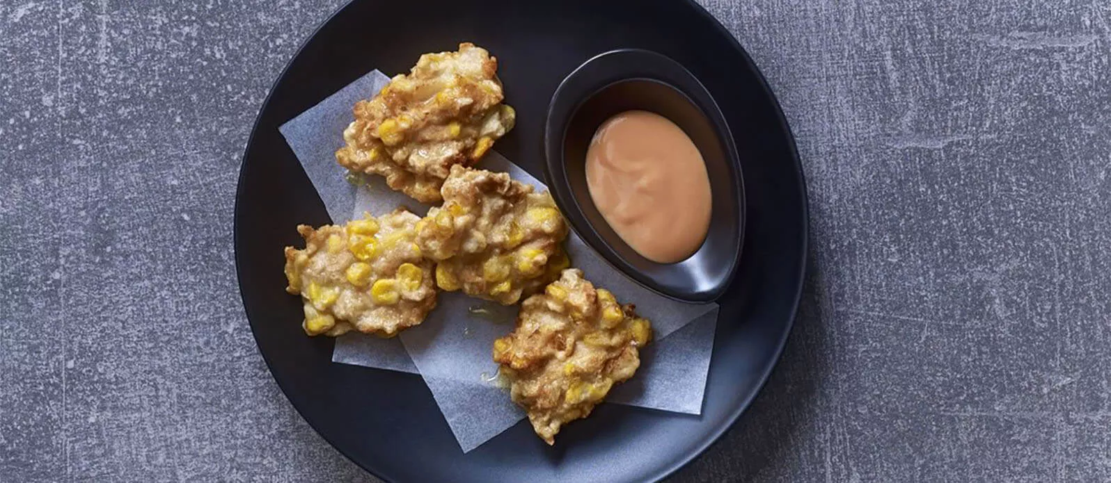 Tempuracakejes met tonijn en maïs