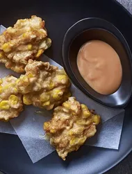Tempuracakejes met tonijn en maïs