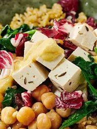 Gezonde Bowl met bulgur, kikkererwten en veganistische feta
