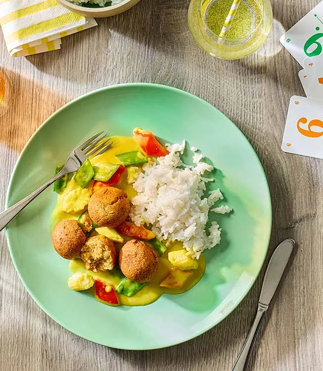 Krokante linzenballetjes met kerriesaus