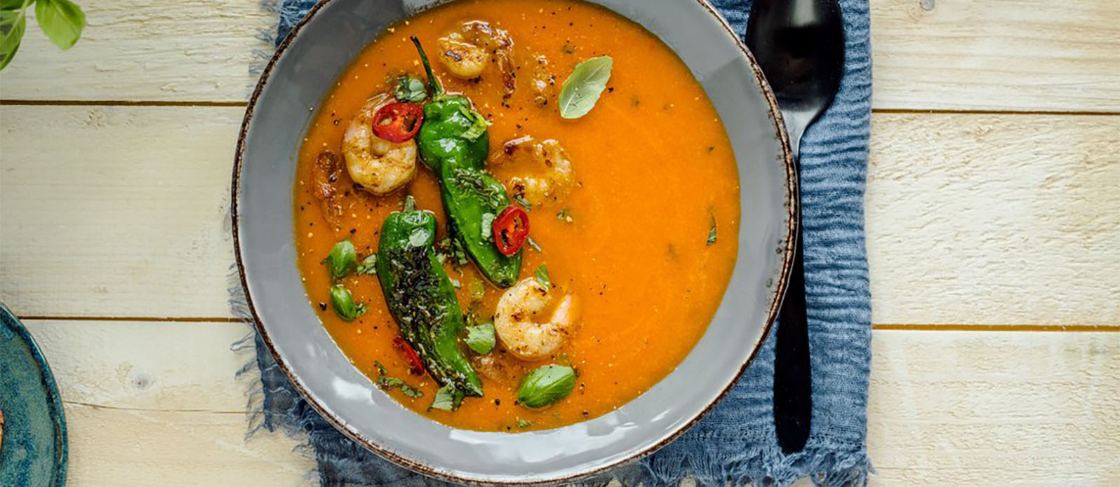 Romige paprika en tomatensoep met teriyakigarnalen Kikkoman
